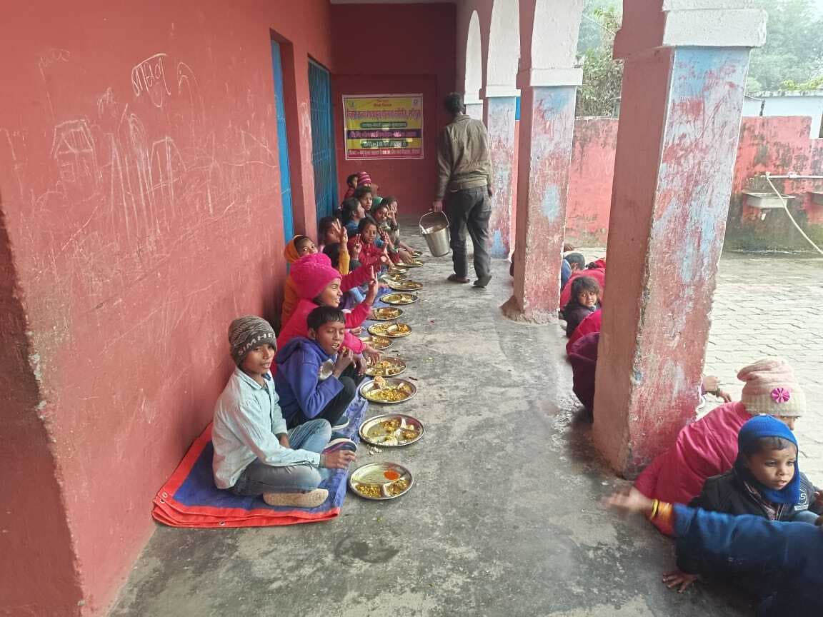 उत्क्रमित मध्य विद्यालय गेंगराही में तिथि भोजन का हुआ आयोजन