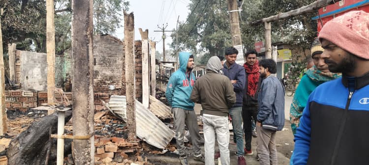 शॉर्ट सर्किट से लगी आग, छह दुकानें जलकर हुई राख, 12 लाख की संपत्ति जली