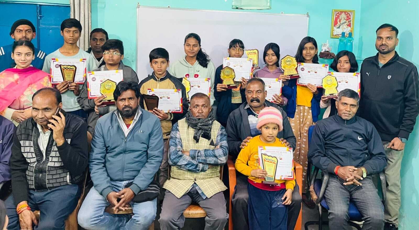 Khalari News चित्रकला में बेहतर करने वाले बच्चे सम्मानित