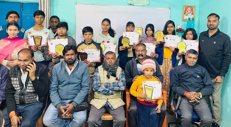 Khalari News चित्रकला में बेहतर करने वाले बच्चे सम्मानित