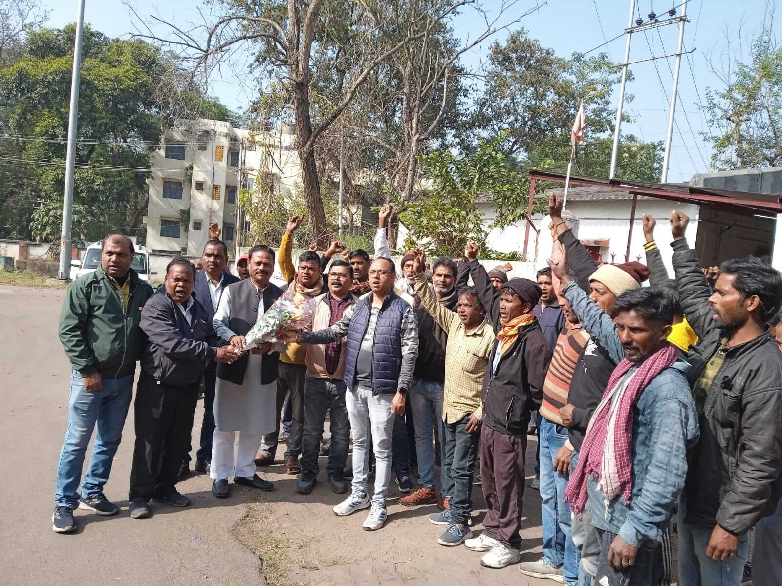 Khalari news मजदूरों की समस्याओं का जल्द निराकरण का मिला आश्वासन