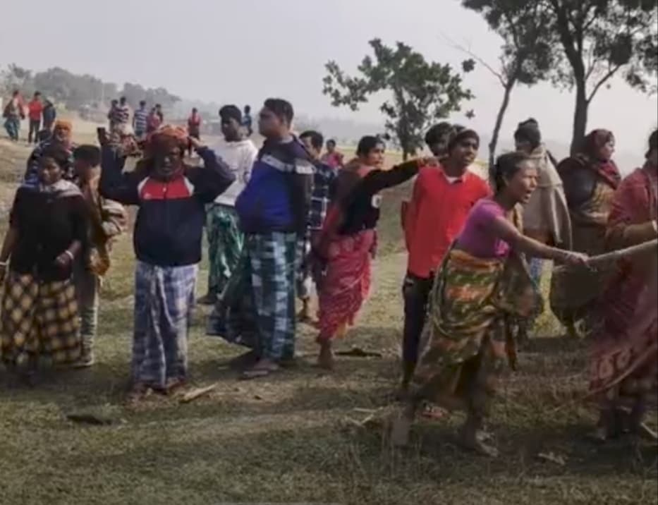 शवदाह गृह निर्माण को लेकर दो पक्षों में भीषण झड़प, एक दर्जन घायल