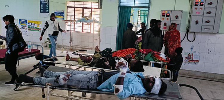 पबिया में ऑटो पलटने से एक ही परिवार के पांच लोग घायल