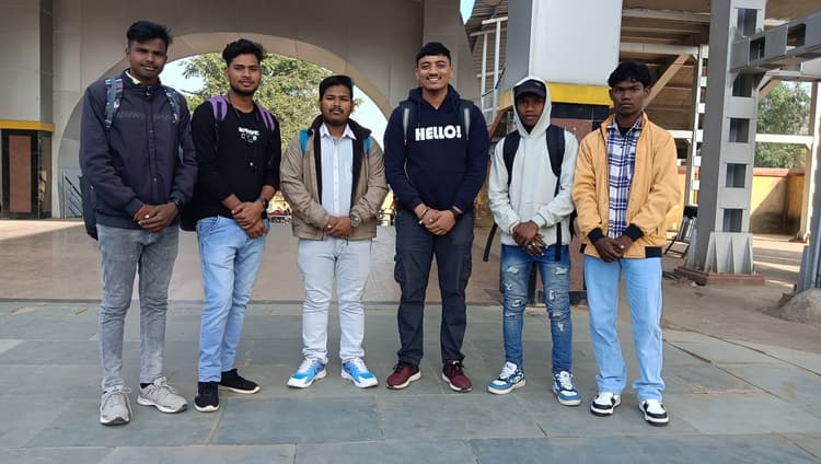 अभाविप के कार्यकर्ता धनबाद के लिए रवाना