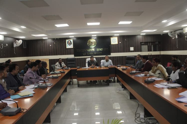 Jamshedpur news. सभी प्रखंडों में बनेंगे नये कल्याण छात्रावास, प्री मैट्रिक छात्रवृत्ति के लिए 33359 को जल्द भुगतान