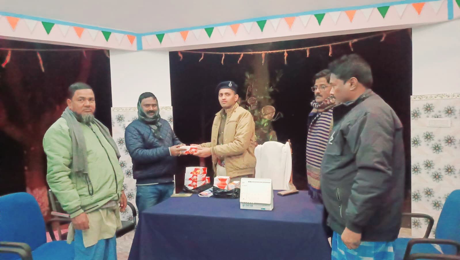 नव वर्ष के मौके पर पौआखाली थानाध्यक्ष ने आमजनों व कर्मियों से साथ बांटी खुशियां