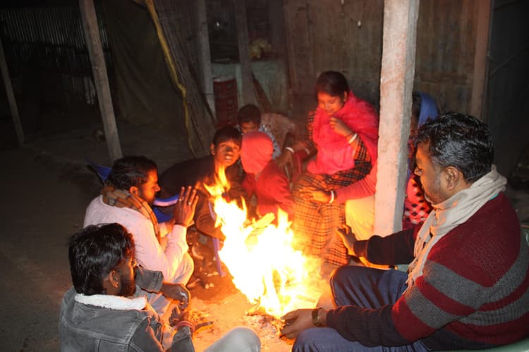 ठंड से ठिठुर रहे लोग, कोहरे ने थामी वाहनों रफ्तार, विजिबिलिटी काफी कम