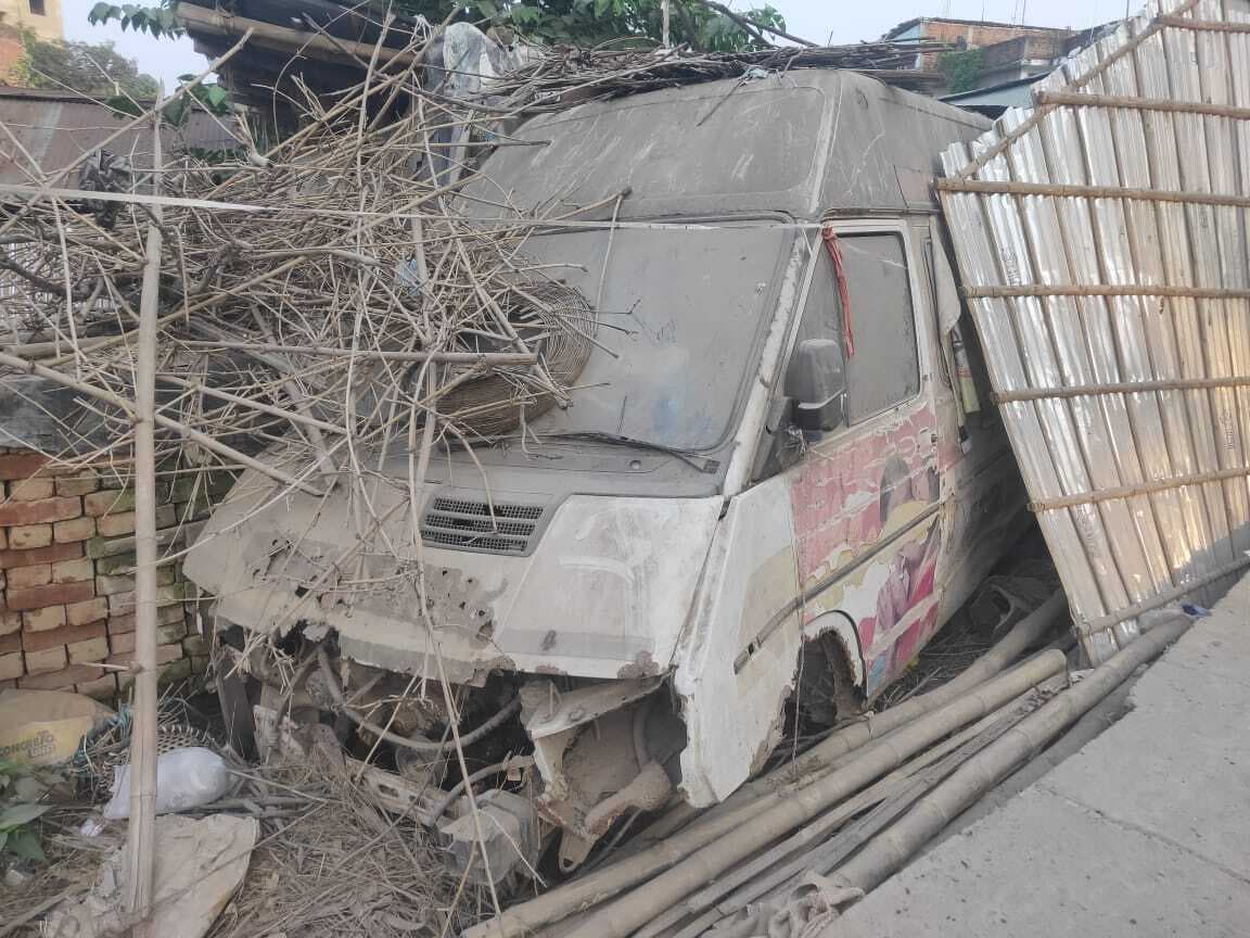 सड़क किनारे रखी एंबुलेंस को खा रही जंग, हुआ बेकार, जिम्मेदार मौन