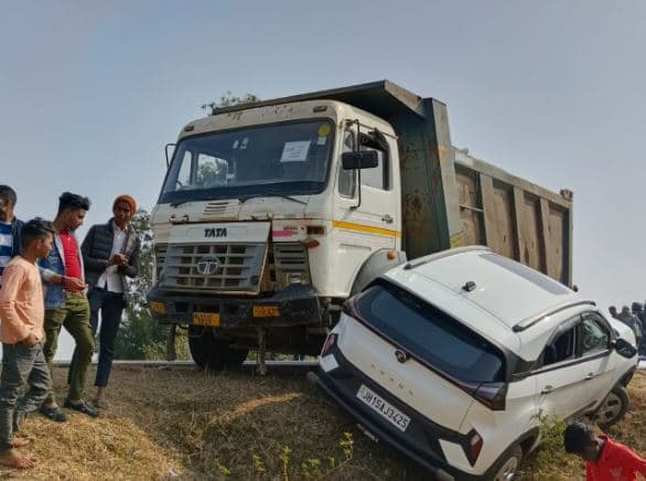 सारवां में हाइवा की ठोकर से गड्ढे में उतरी कार, बाल-बाल बचे सवार