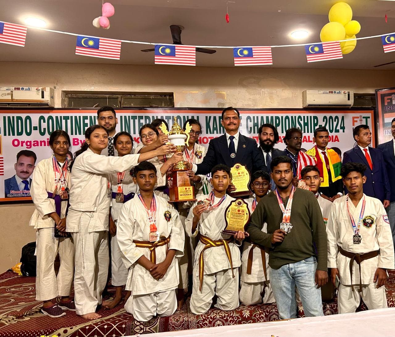 शहर के कराटेकारों ने अंतरराष्ट्रीय टूर्नामेंट में जीते पदक