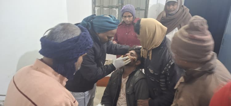 बाइक दुर्घटना में पिता व पुत्र जख्मी, रेफर