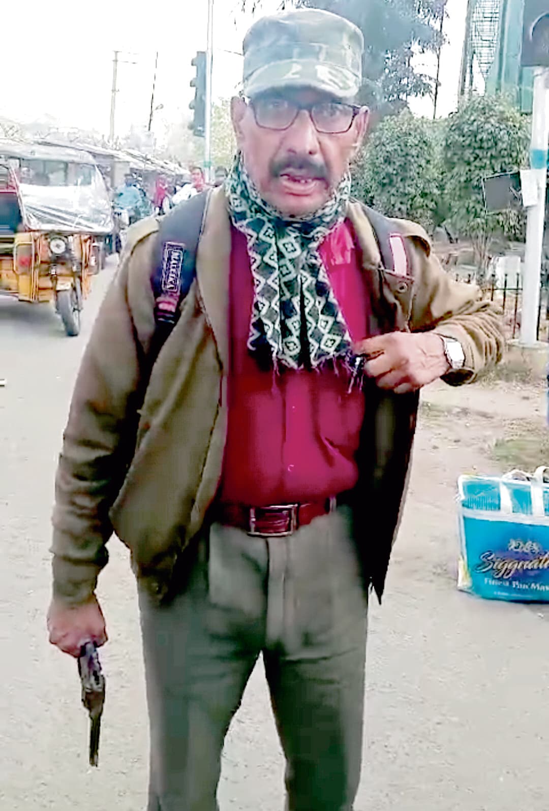 रिटायर्ड सीआइएसएफ जवान की बहादुरी बस में पकड़ लिया हथियारबंद व्यक्ति को