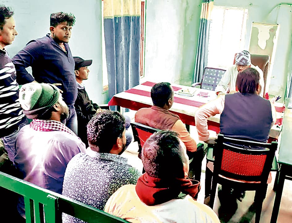 विद्यालय में अतिरिक्त फीस लेने का आरोप, पूर्व छात्रों ने सौंपा ज्ञापन