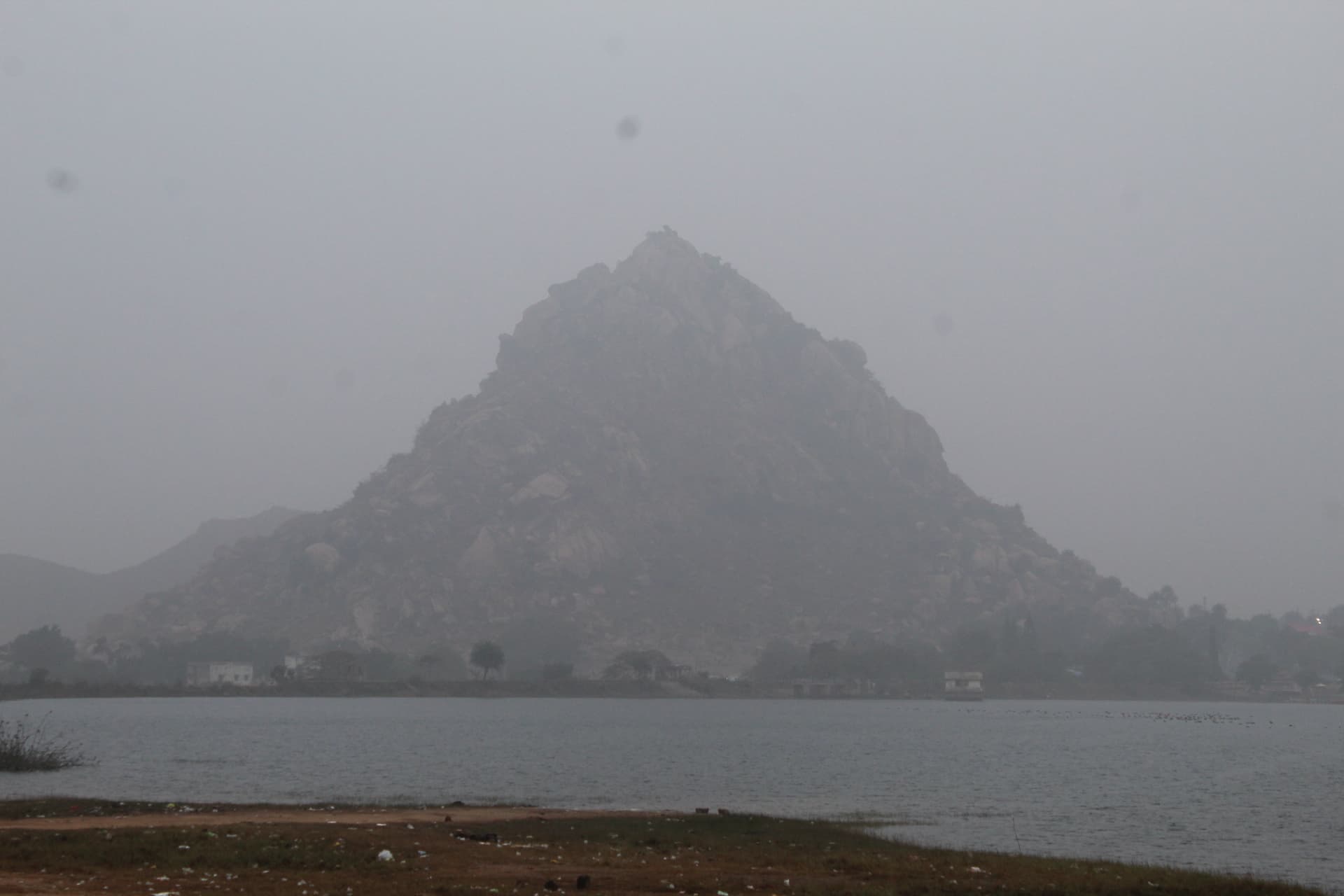 Giridih News :न्यूनतम तापमान पहुंचा आठ डिग्री, शाम होते ही घरों में दुबके लोग