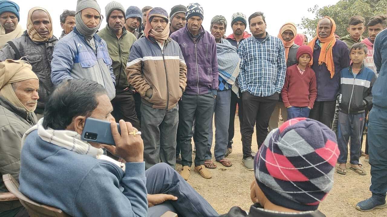 Giridih News :गांव पहुंचे विधायक, पुलिस से विवाद की ली जानकारी