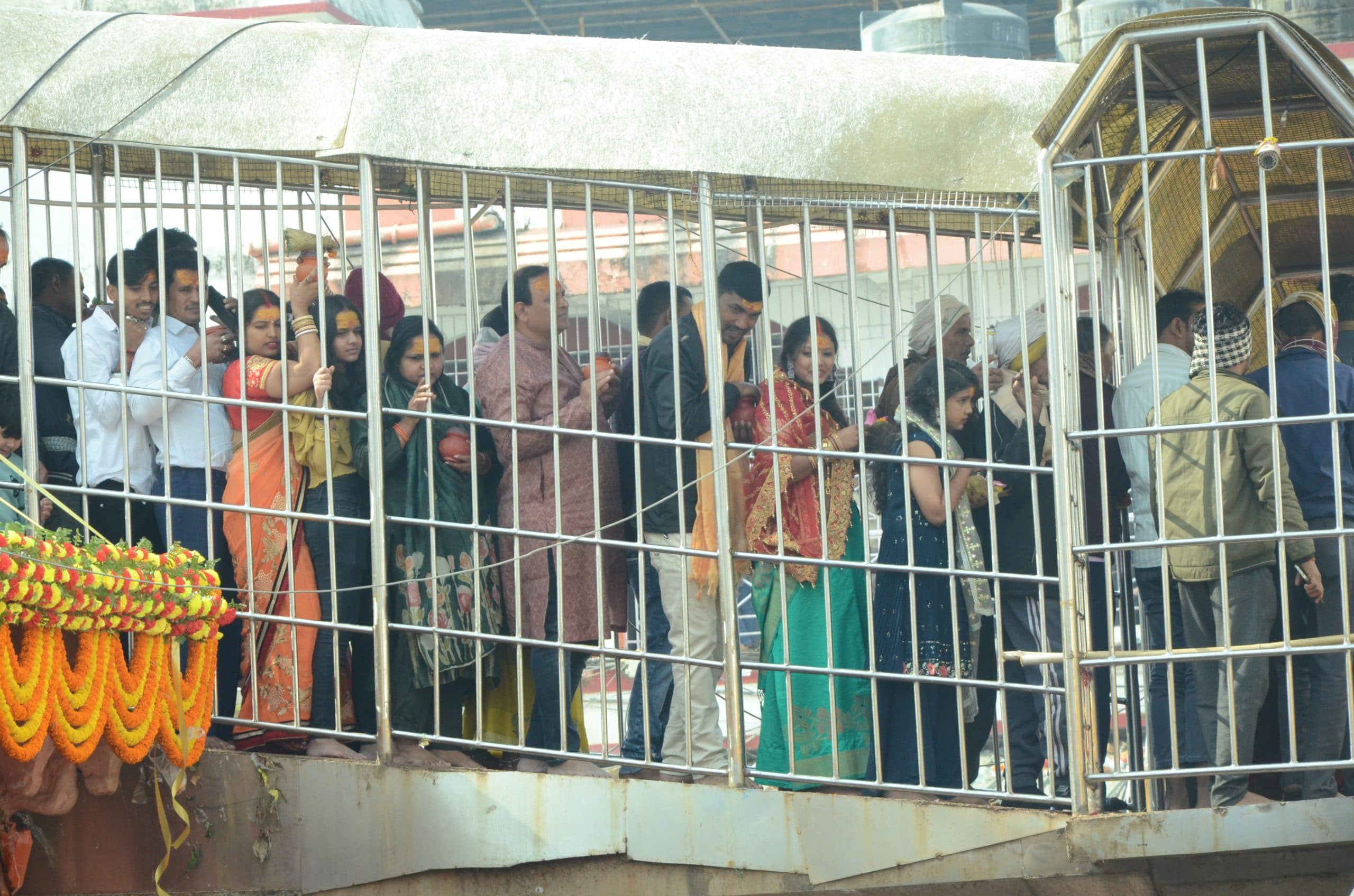 Deoghar News : नववर्ष के दूसरे दिन भी बाबा मंदिर में लगा भक्तों का तांता