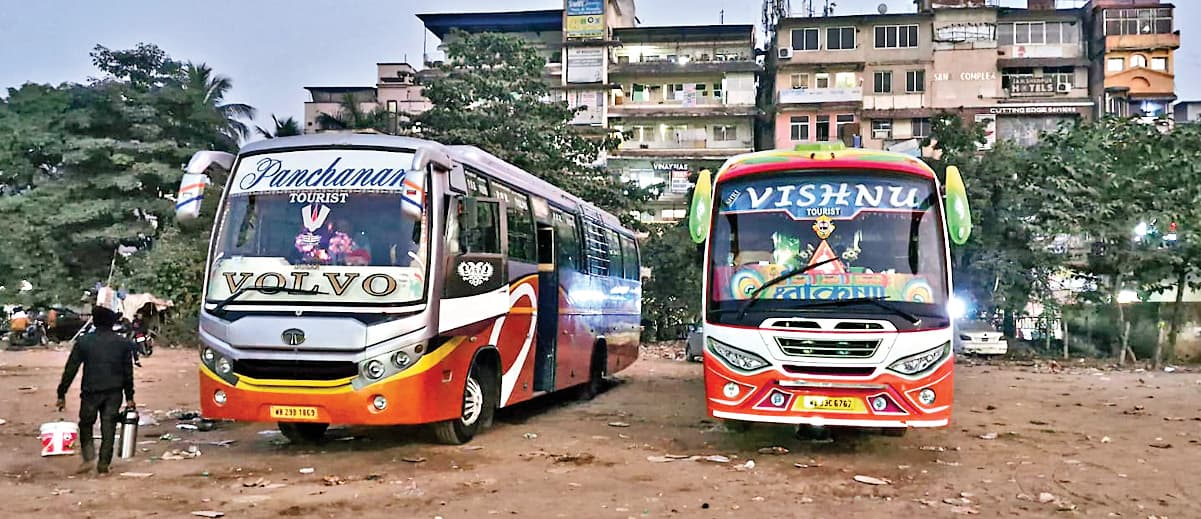 Jamshedpur News : साकची आम बागान मैदान में बसों से 1500 रुपये वसूली का चल रहा खेल