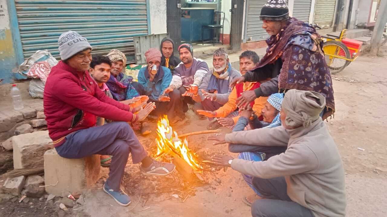 Munger news : बढ़ी ठंड तो कहीं कचरा, तो कहीं खुद के खर्च पर अलाव ताप रहे लोग