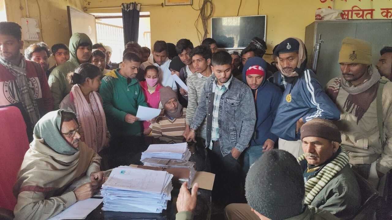 परीक्षा फॉर्म नहीं भरे जाने से नाराज छात्रों ने किया हंगामा