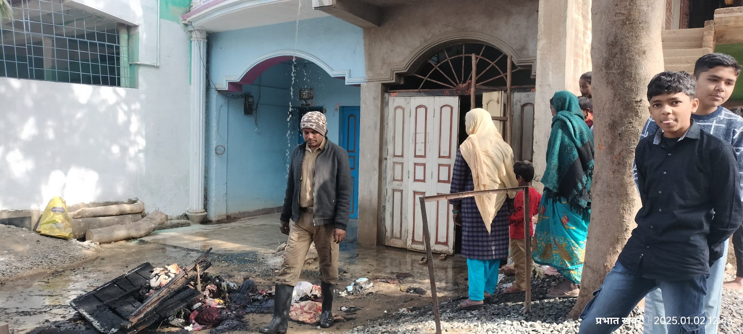 Giridih News: घर में लगी आग, सात लाख की संपत्ति का नुकसान