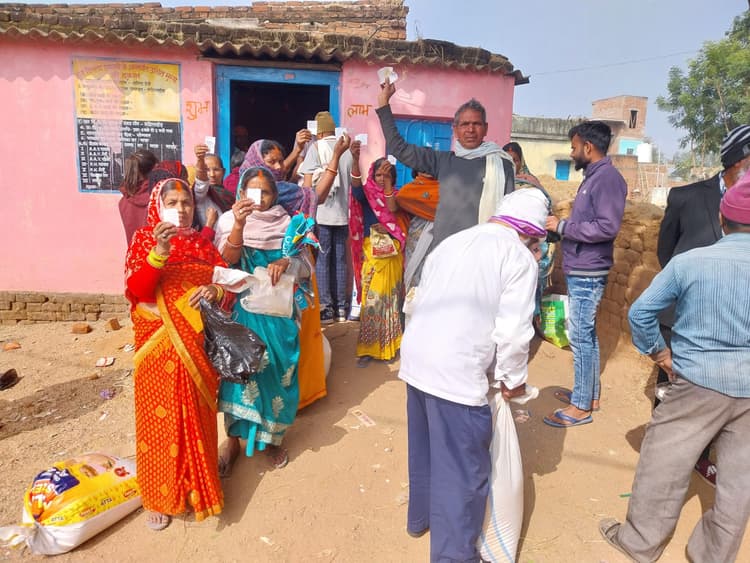 Giridih News: बकाया अनाज नहीं मिलने पर कार्डधारियों ने किया हंगामा