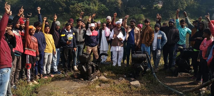 Dhanbad News : खुदिया नदी से धड़ल्ले से होती है पानी की चोरी, ग्रामीणों ने सप्लायर को खदेड़ा