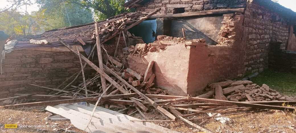 Chaibasa News : दो हाथियों ने पांच गांव में आठ घर तोड़े, ग्रामीण कर रहे रतजगा
