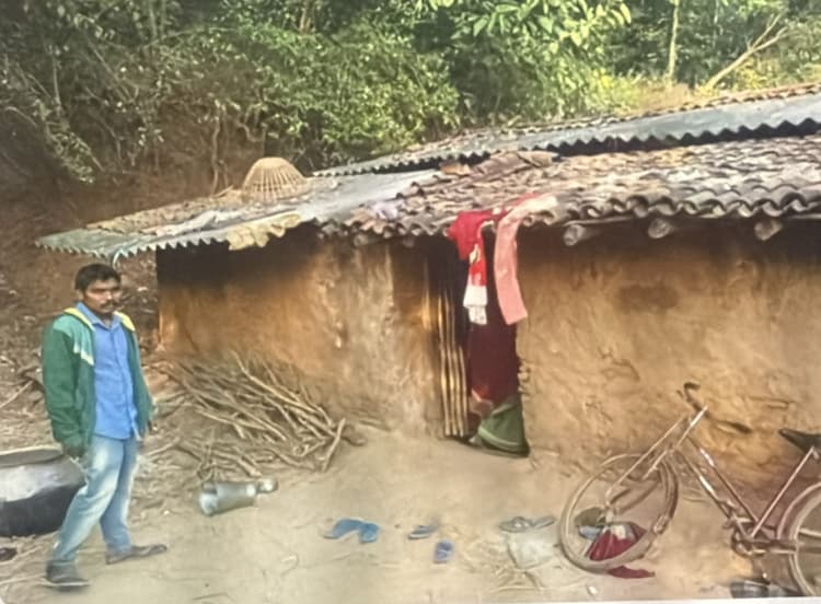 Seraikela News : पारिवारिक विवाद में कुल्हाड़ी से काटकर पत्नी की हत्या, फरार