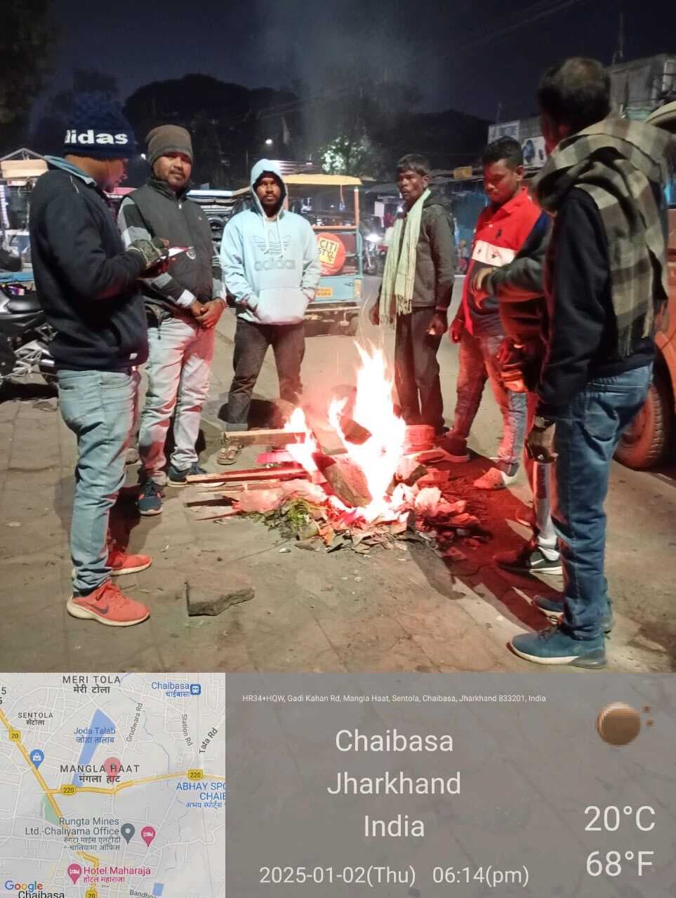 Chaibasa News : ठंड और कोहरे से लोग बेहाल, अलाव बना सहारा