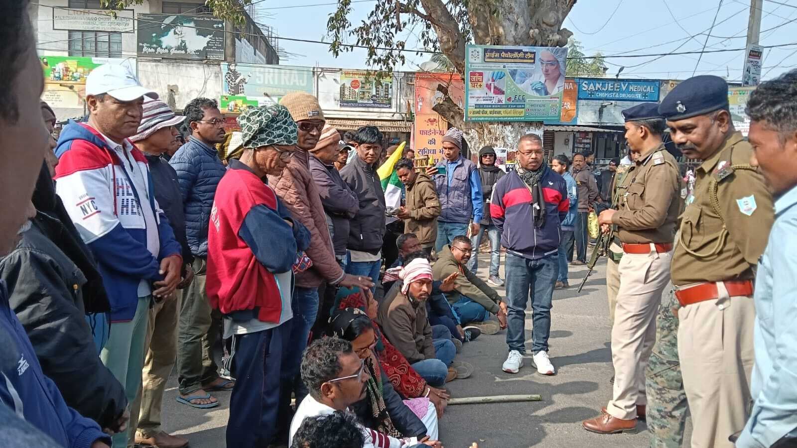 Chaibasa News : नो इंट्री व फ्लाई ओवर की मांग पर साढ़े तीन घंटे तांबो चौक रखा जाम