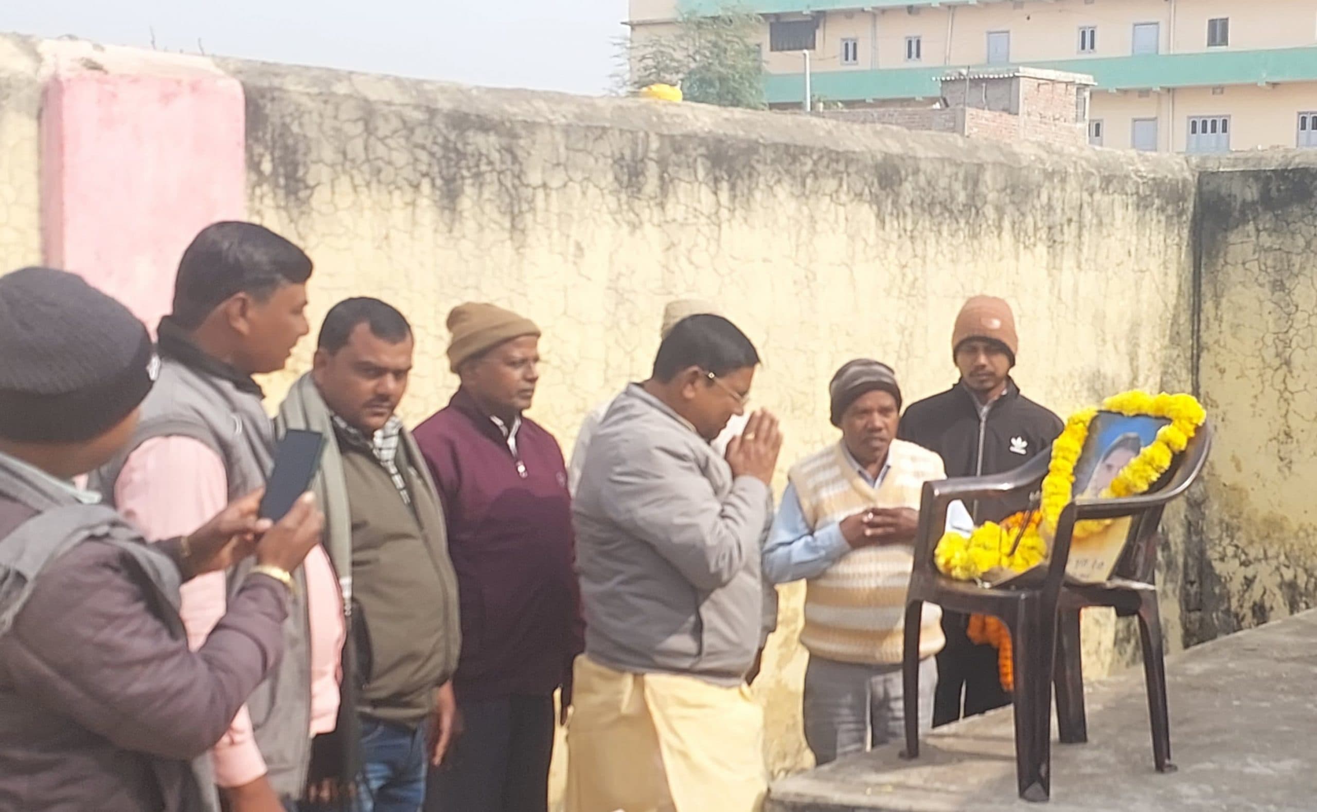 पूर्व मुखिया की पुण्यतिथि पर विधायक ने दी श्रद्धांजलि