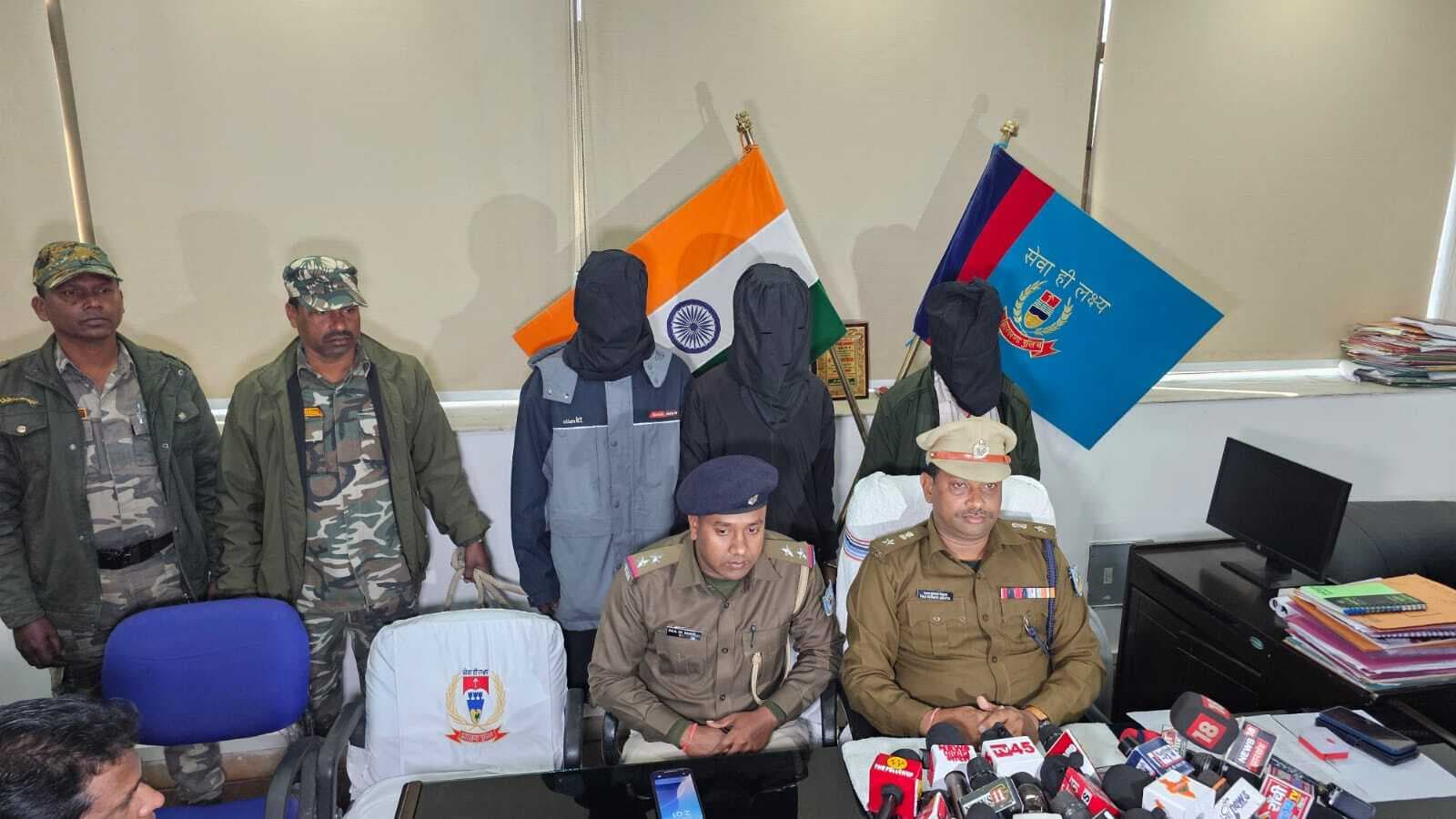 RanchiNews : देसी पिस्टल, चोरी के पिकअप वैन के साथ सरगना सहित तीन अपराधी गिरफ्तार