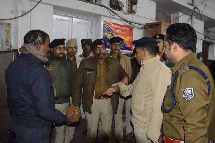 Patna News : पटना जंक्शन के प्लेटफॉर्म पर बम मिलने की अफवाह पर हड़कंप