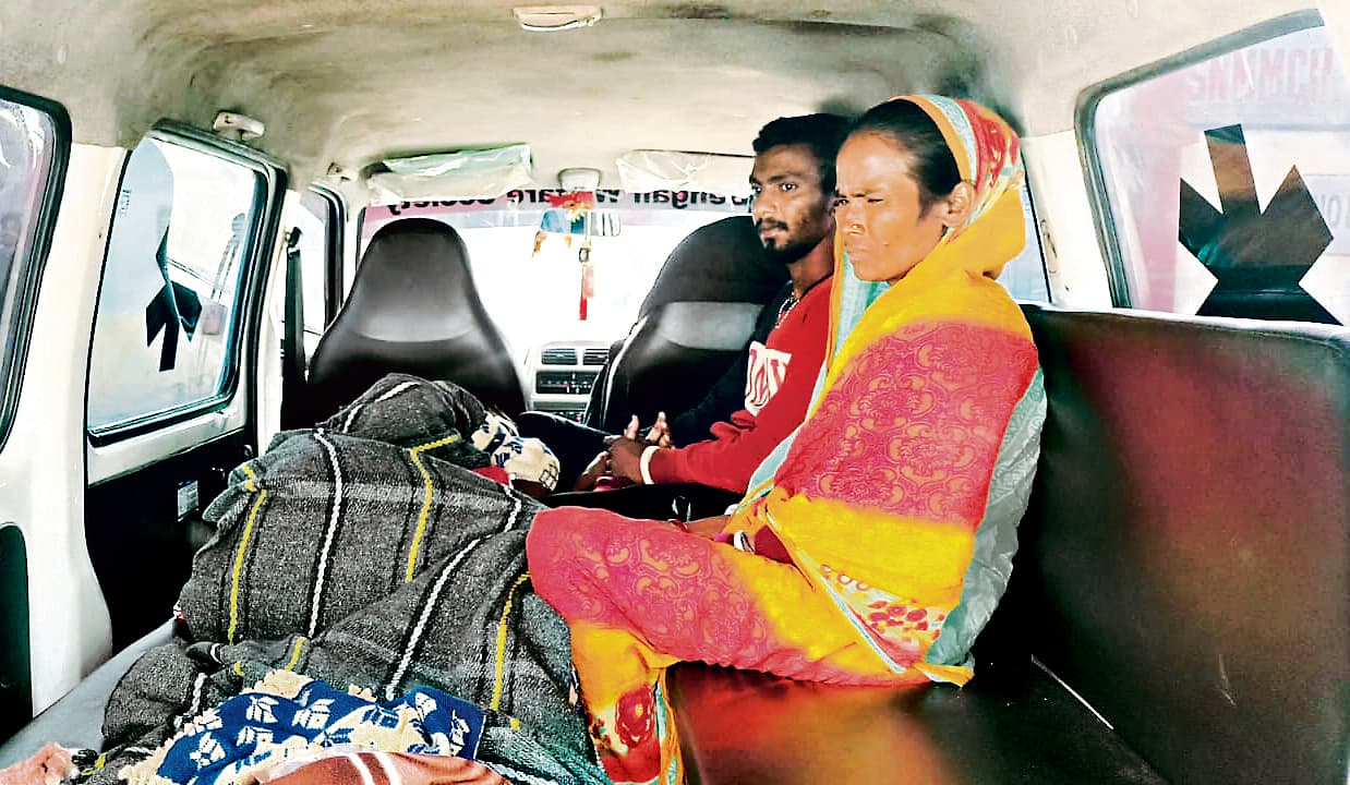 Dhanbad News : एंबुलेंस से रिम्स जा रही महिला ने रास्ते में बच्चे को दिया जन्म