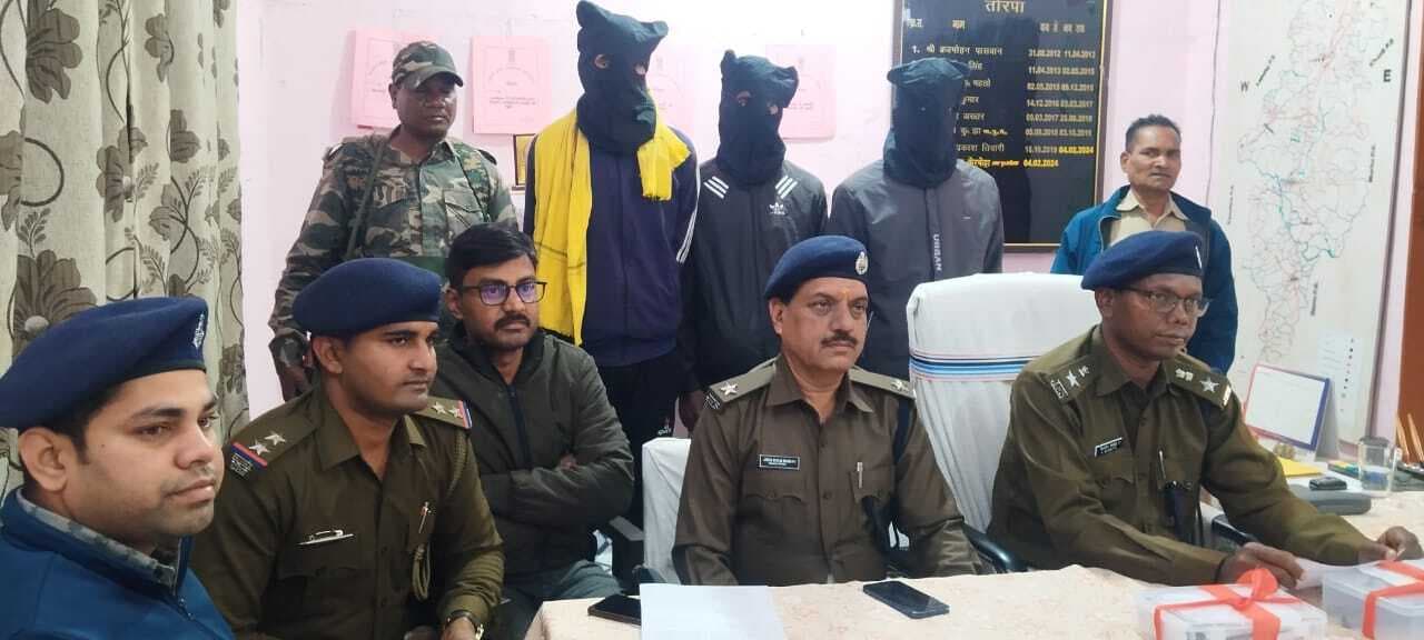 पीएलएआइ के तीन नक्सली गिरफ्तार