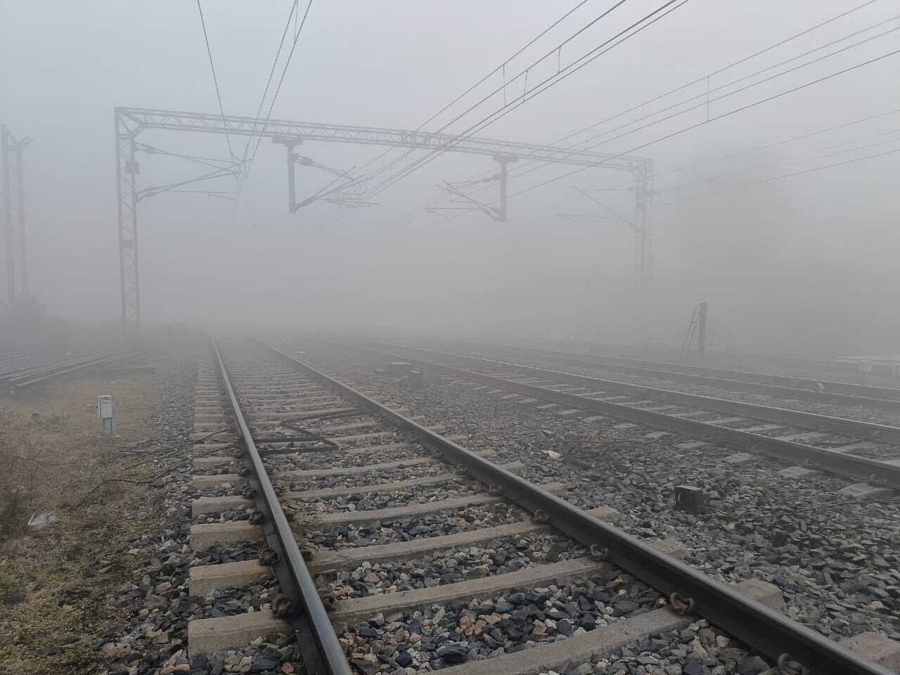 कोहरा व ठंड से जनजीवन अस्त-व्यस्त