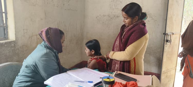 आंगनबाड़ी केंद्र पर लगाया गया टीकाकरण शिविर