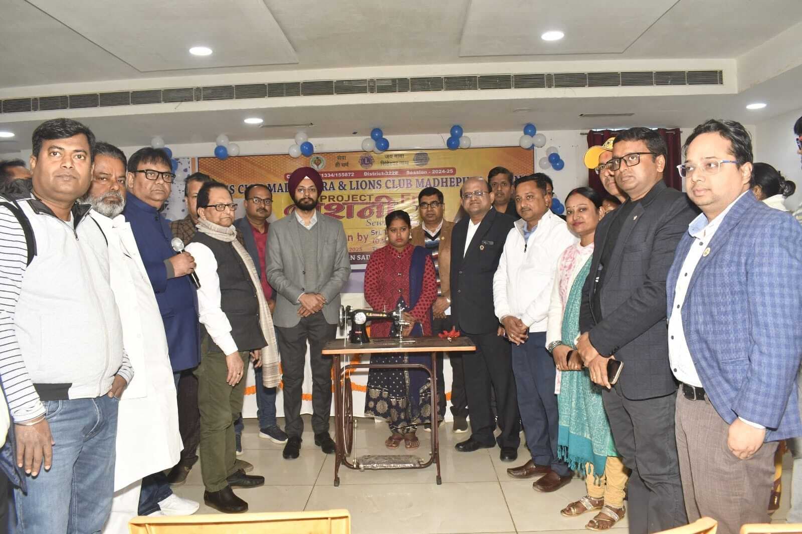 डीएम ने प्रशिक्षित महिलाओं को दिया सिलाई मशीन