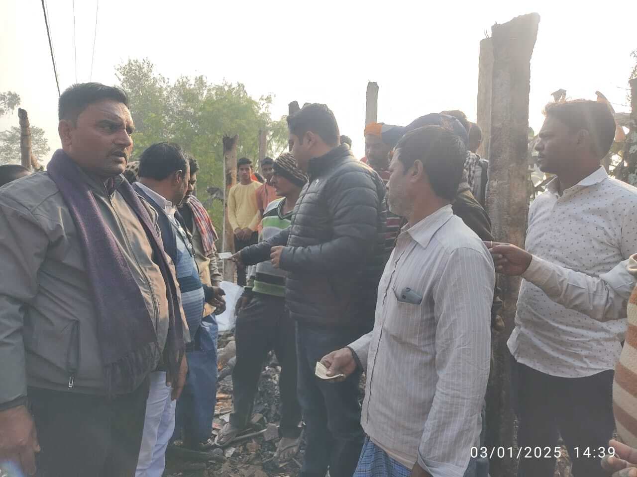 भाजपा युवा मोर्चा जिलाध्यक्ष ने अग्नि पीड़ित दुकानदार की मदद की