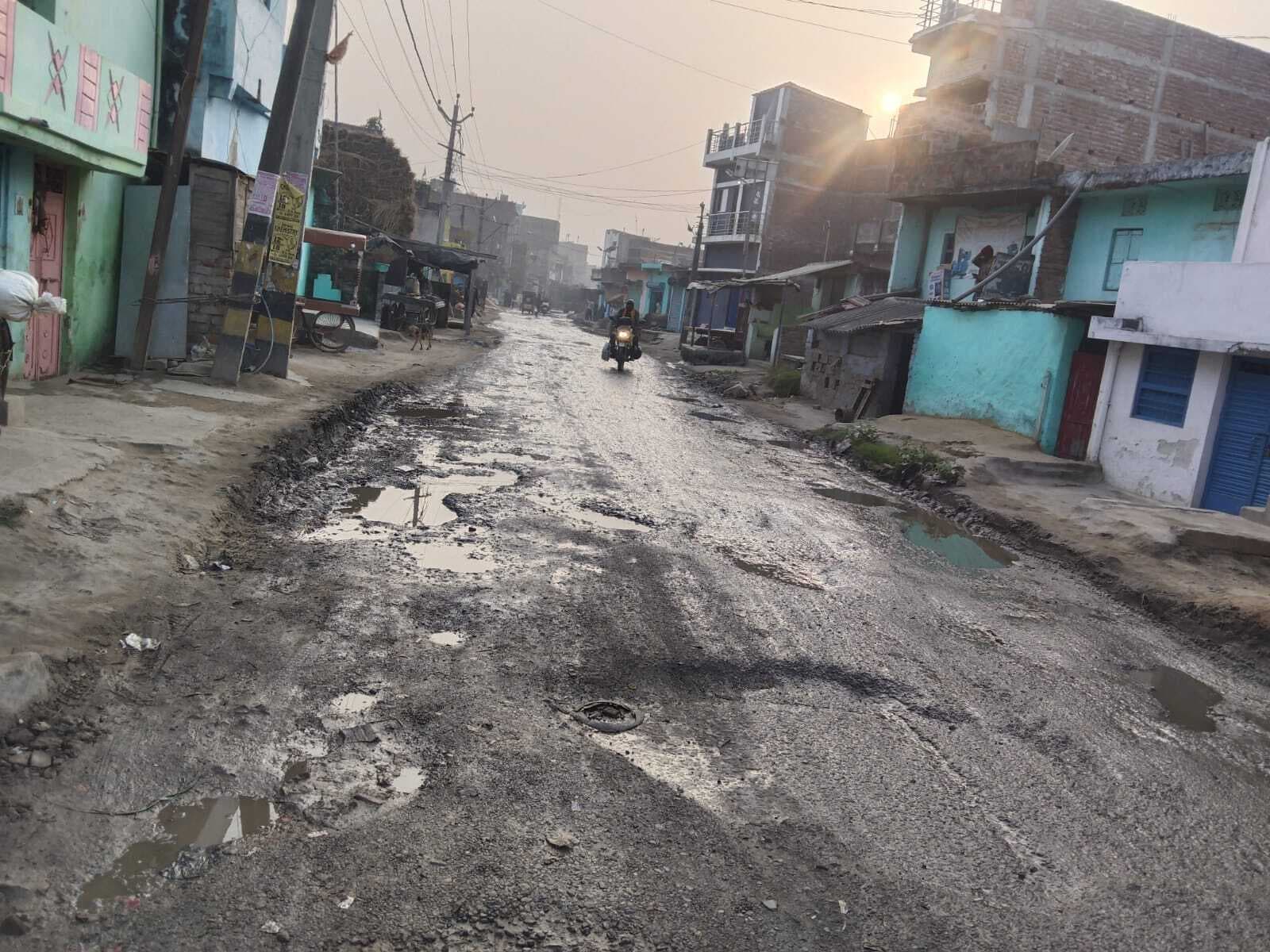 खगौर गांव से नहीं हट पा रहा अतिक्रमण, लोग परेशान