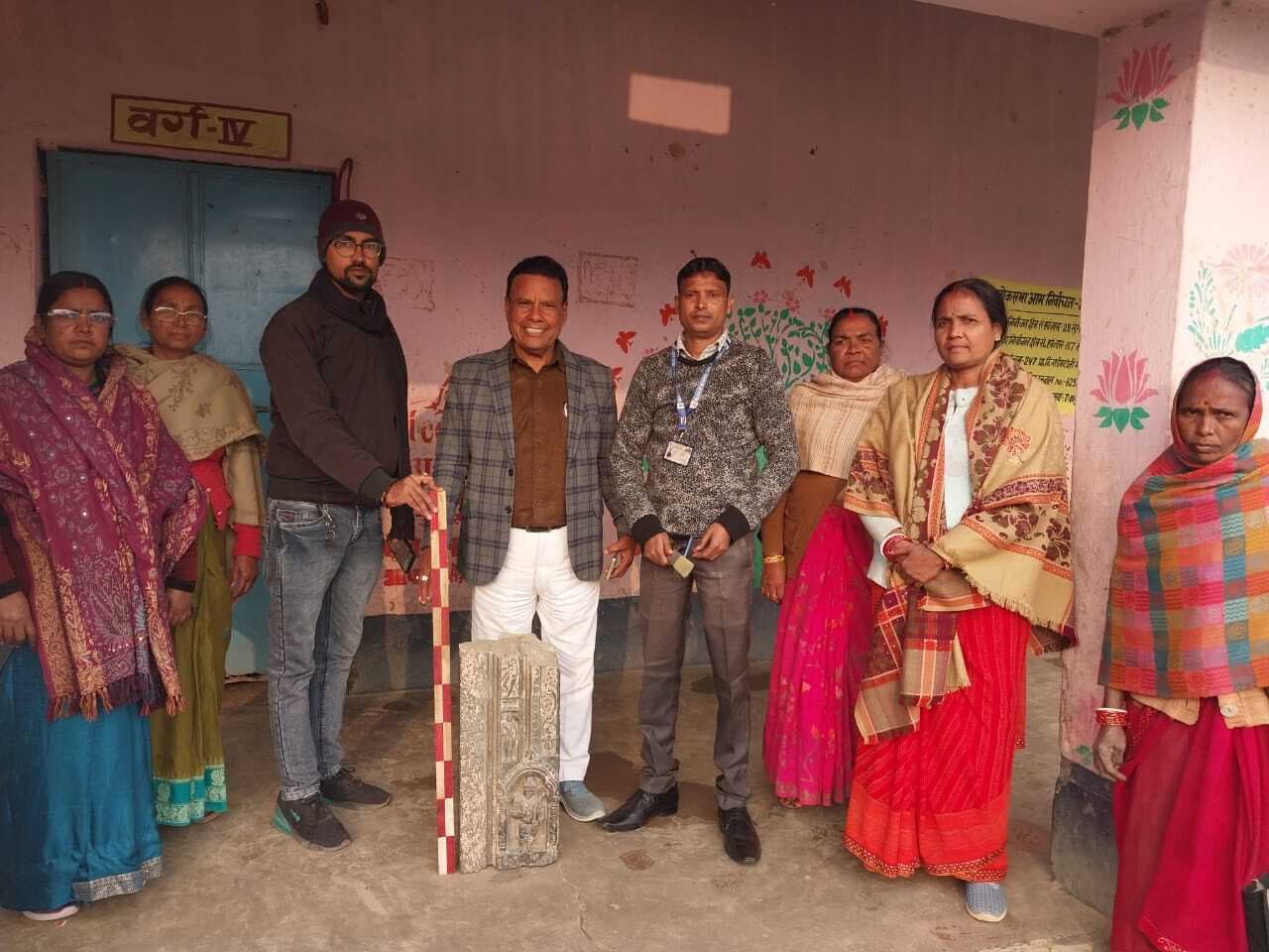 संग्रहालय की टीम ने गढ़ी से प्राप्त किया मंदिर का अलंकृत स्तंभ