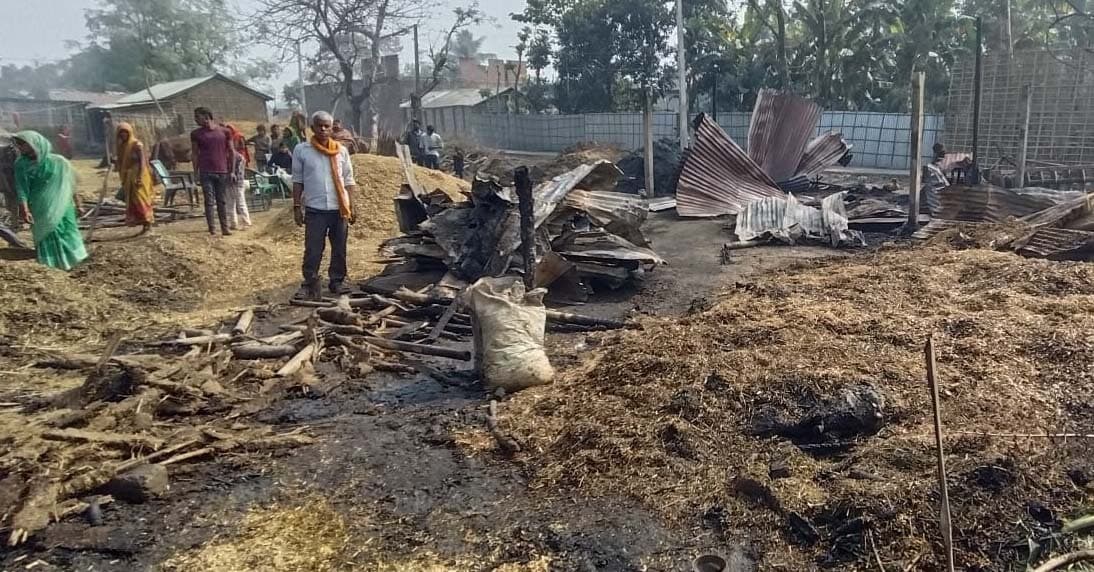 काझा गांव में आग लगने से तीन घर जले