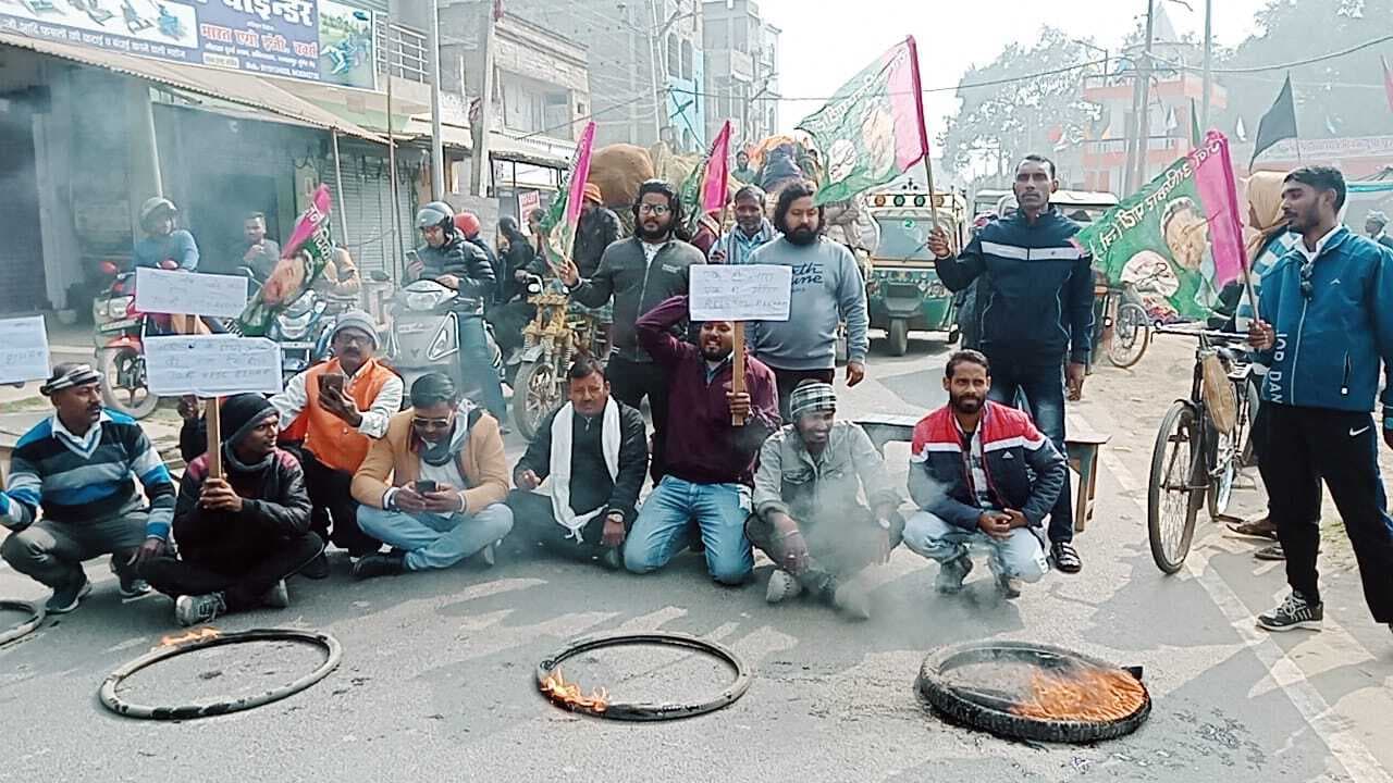 छात्र पर हुए लाठी चार्ज के विरोध में सड़क जाम, टॉयर जलाकर किया प्रदर्शन