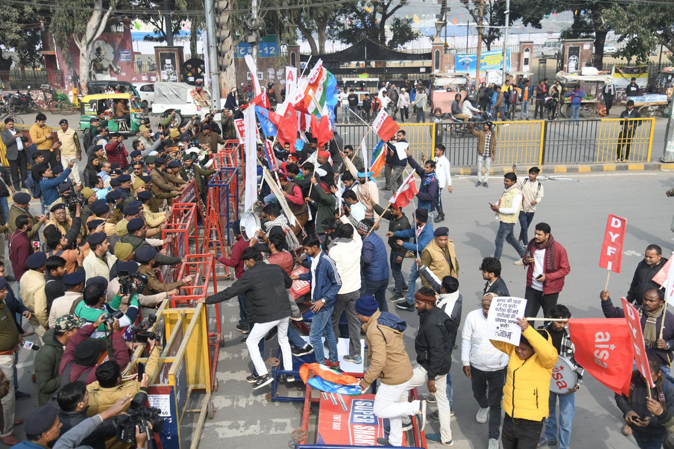 बीपीएससी अभ्यर्थियों ने जेपी गोलंबर पर तोड़ी बैरिकेडिंग, दो घंटे तक जाम रहा डाकबंगला चौराहा