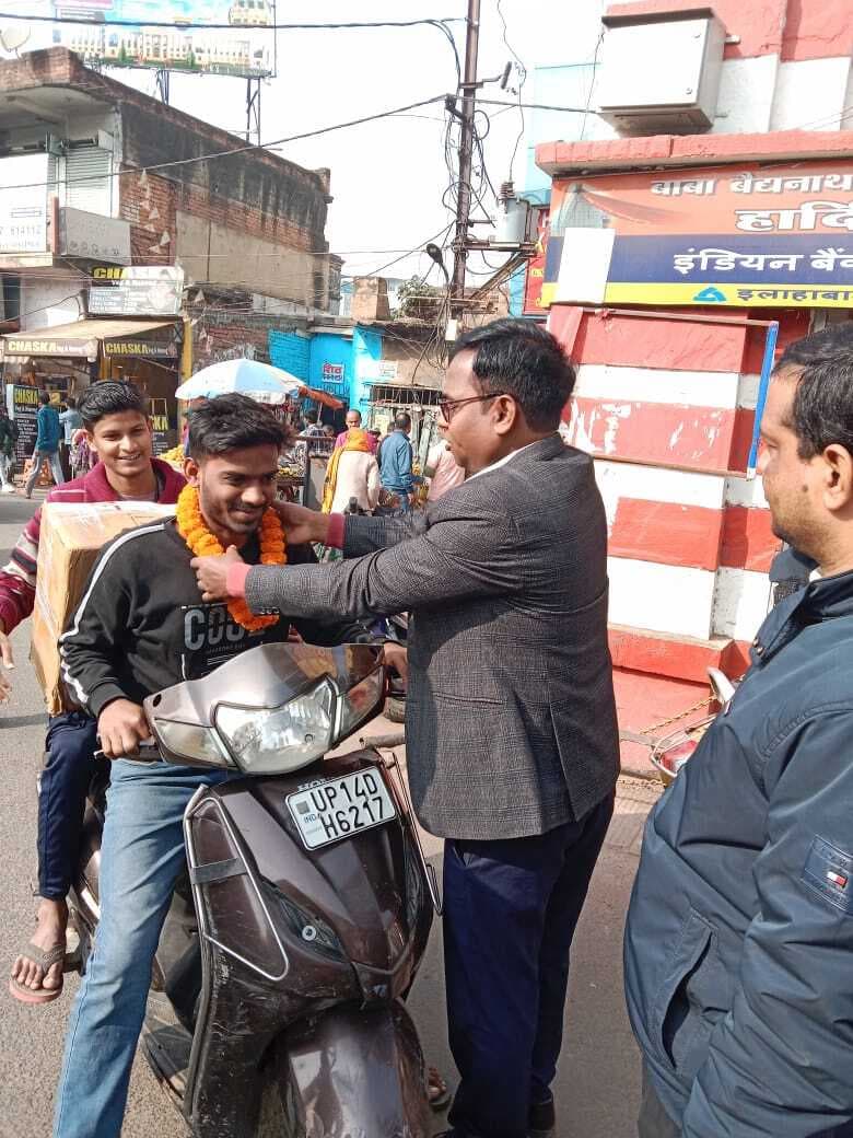 Deoghar News : यातायात विभाग की गांधीगीरी, हेलमेट नहीं पहनने वालों को पहनाया माला