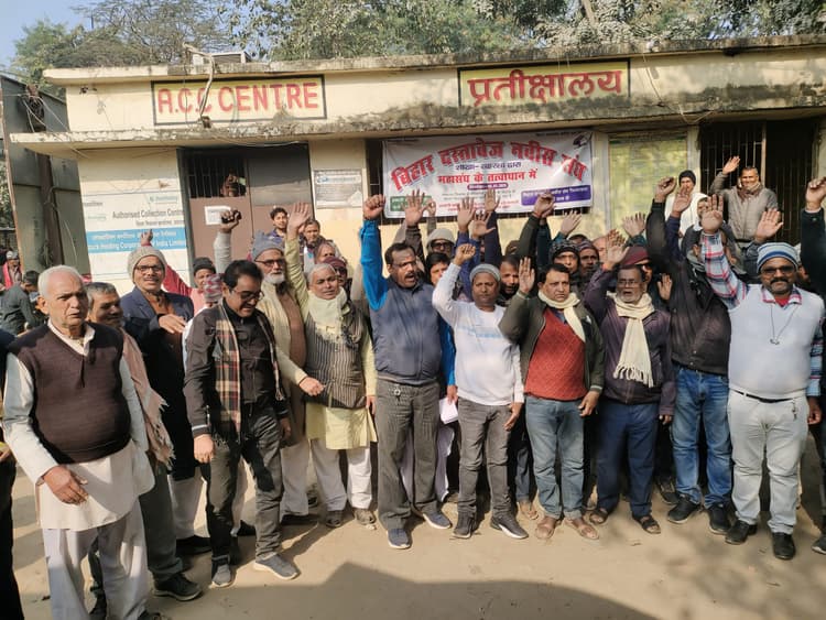 पेपरलेस निबंधन प्रक्रिया में सहभागिता को लेकर जिला दस्तावेज नवीस संघ ने किया विरोध-प्रदर्शन