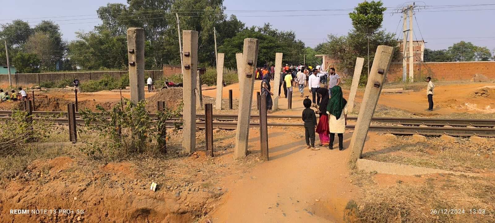 रेलवे अंडरपास की मांग को लेकर चक्का जाम करने की चेतावनी पर रुका रेल बायपास का काम