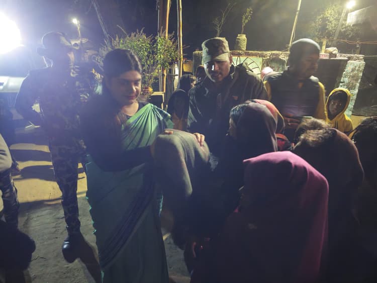 डीएम ने जरूरतमंदों के बीच बांटा कंबल