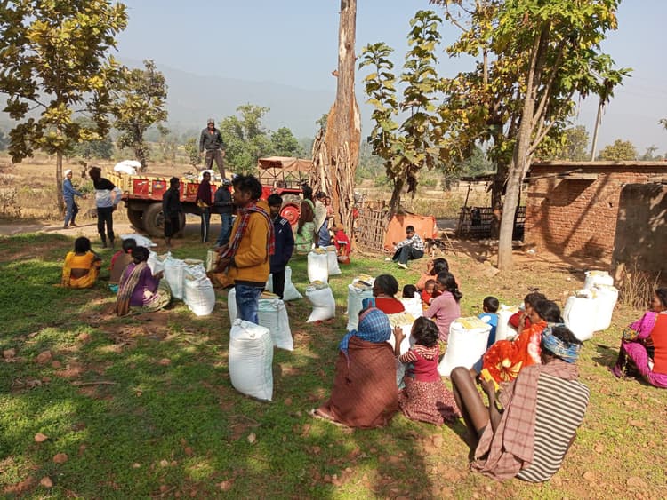 आदिम जनजाति परिवार के बीच राशन का वितरण