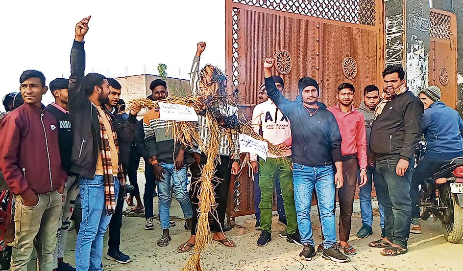 Chhapra News : प्रभुनाथ महाविद्यालय में अव्यवस्थाओं के खिलाफ छात्रों का हंगामा